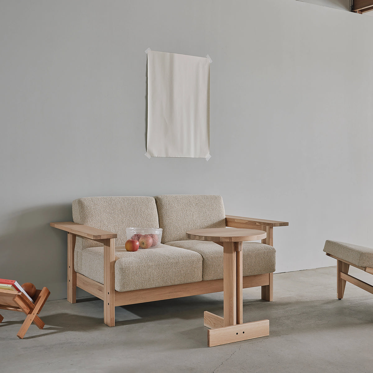 木のソファでくつろぐリビングセット（KOBO SOFA 2P MP + TONBO TABLE MP）