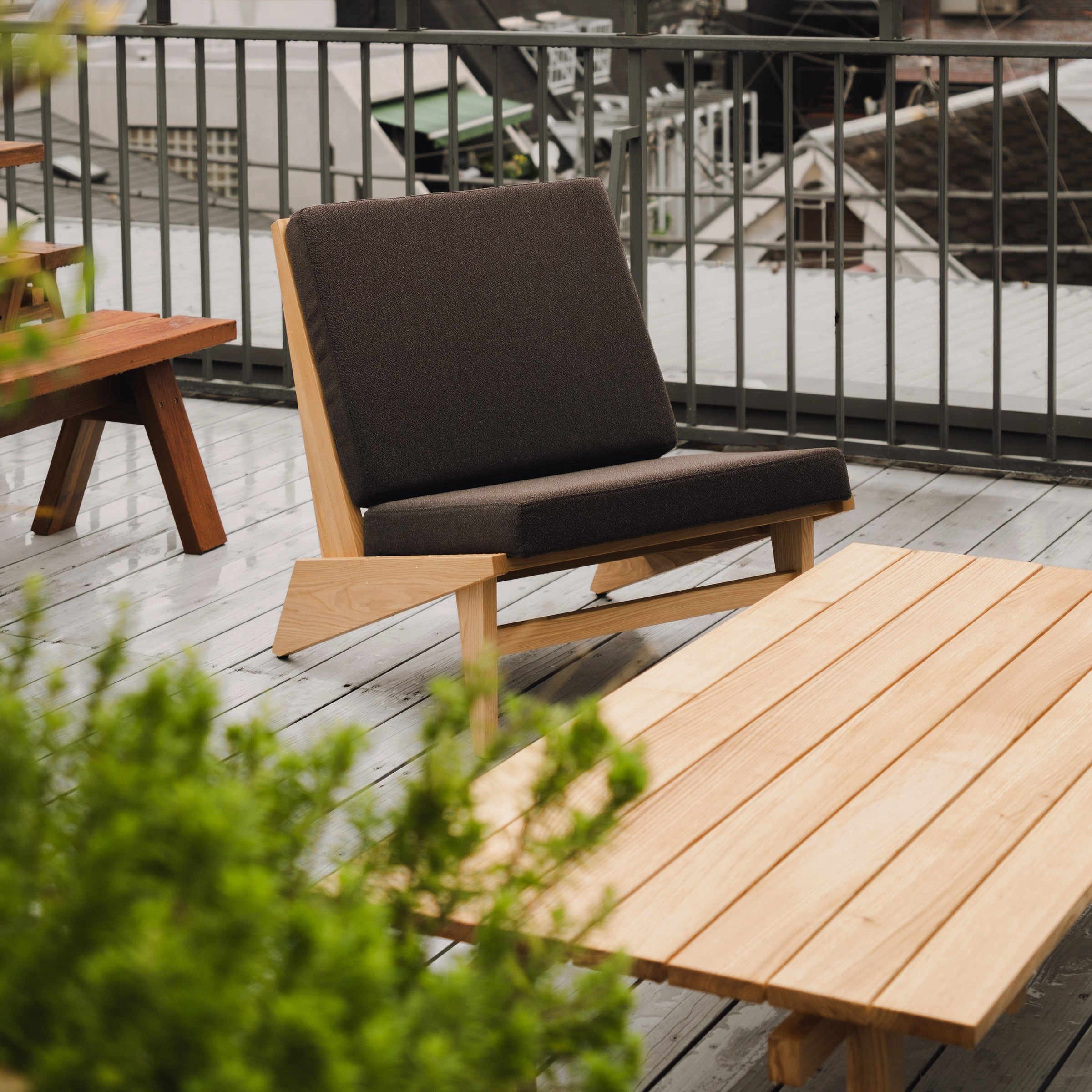 初夏のテラス・ウッド デッキ ラウンジセット（105° LOUNGE CHAIR + CENTER TABLE HALF - Kobo Lounge Series）